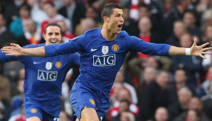 Camisa retrô Manchester United Nike 2007-2008 azul com detalhes brancos.